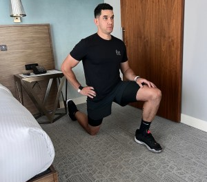 A 10-Minute Hotel Room Mobility Workout That’ll Make You Feel *So* Good After a Long Day of Travel